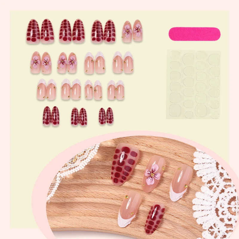 Kunstnagelset mit dekorativen floralem und glamourösem Design Karnz