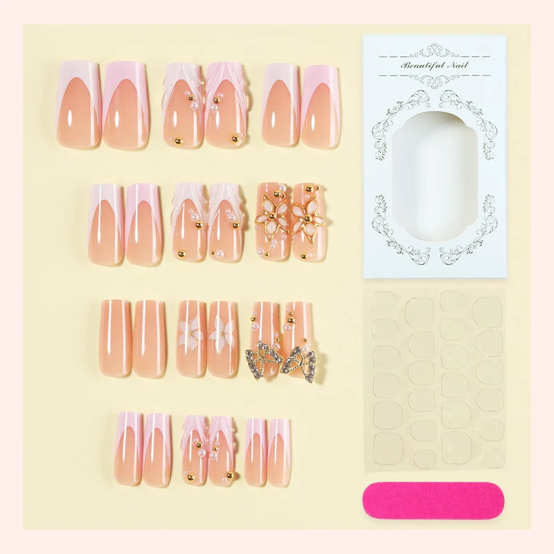 Kunstnagelset mit dekorativen Akzenten und eleganten Details Karnz