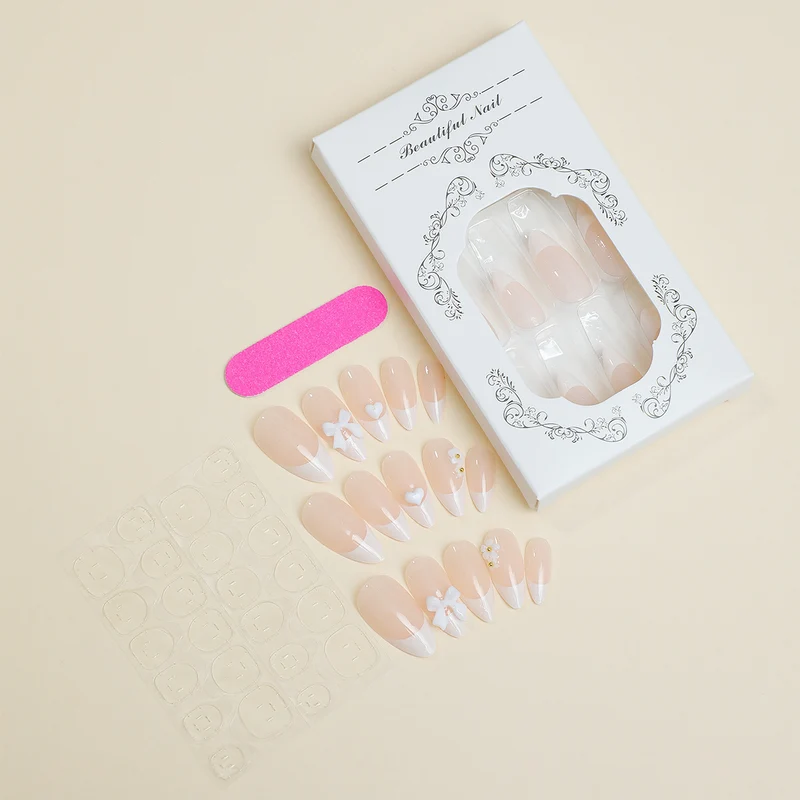 Kunstnagelset mit dekorativem French-Tip-Design Karnz