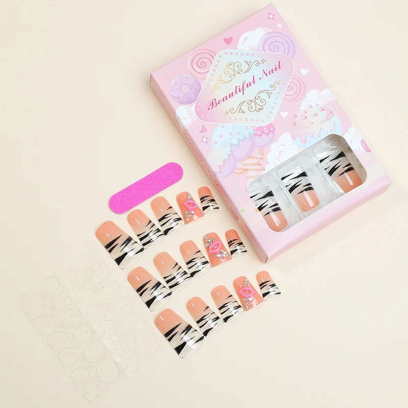 Kreatives Nagelset mit stylishen Mustern Karnz