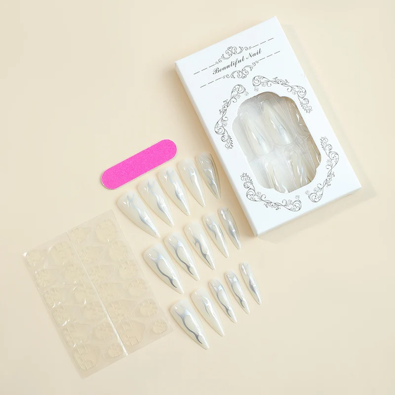 Kreatives Nagelset mit spitzen Kunstnägeln und Zubehör Karnz