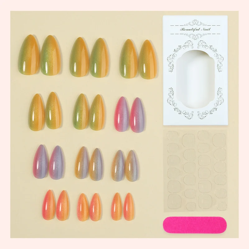 Kreatives Nagelset mit schimmernden Ombre-Effekten Karnz