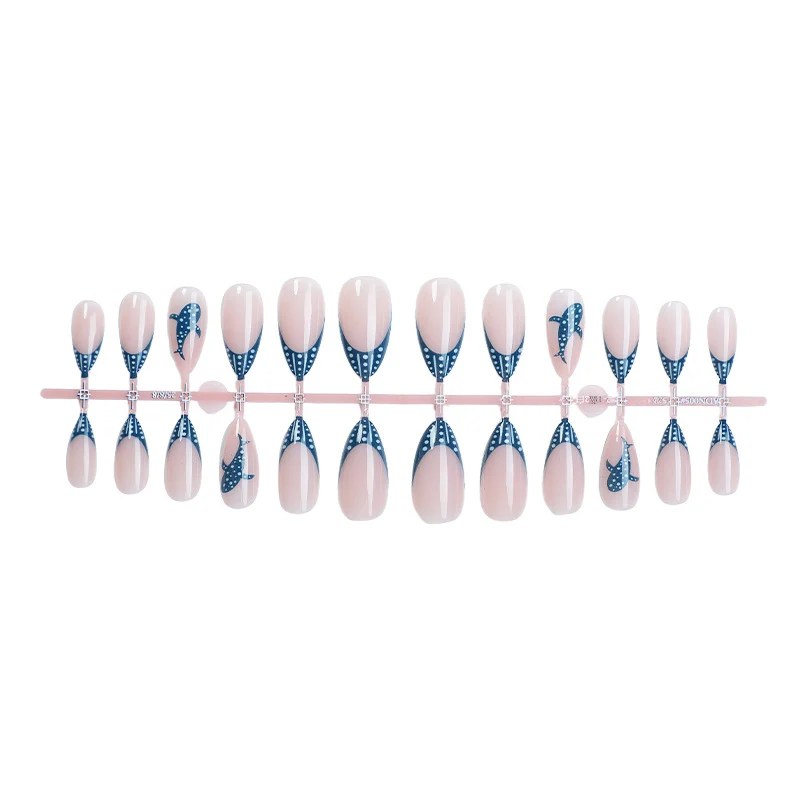 Kreatives Nagelset mit maritimem Design Karnz