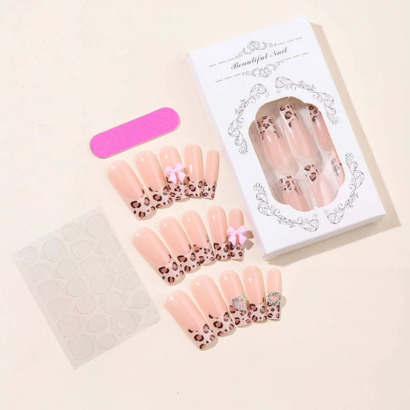 Kreatives Nagelset mit Leopardenmuster und Schleifenakzenten Karnz