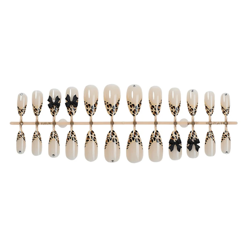 Kreatives Nagelset mit Leoparden-Design und Glitzerakzenten Karnz