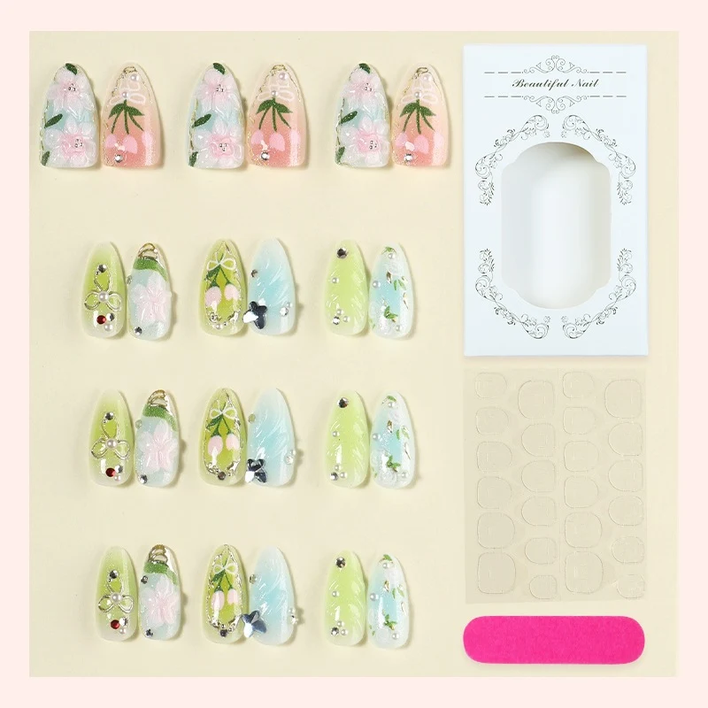 Kreatives Nagelset mit handgezeichneten floralen Mustern und Glitzerakzenten Karnz