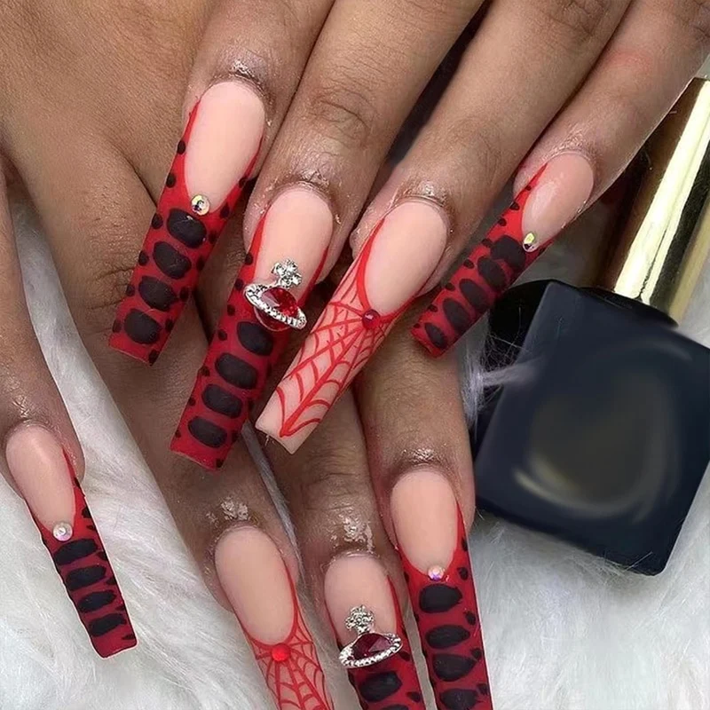 Kreatives Nagelset mit Halloween-Motiven und Glitzerakzenten Karnz
