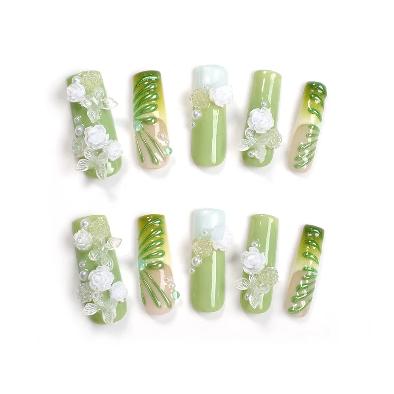 Kreatives Nagelset mit floralem Design und filigranen Akzenten Karnz
