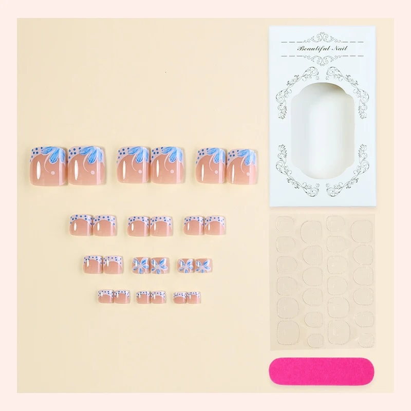 Kreatives Nagelset mit eleganten Blütenornamenten Karnz