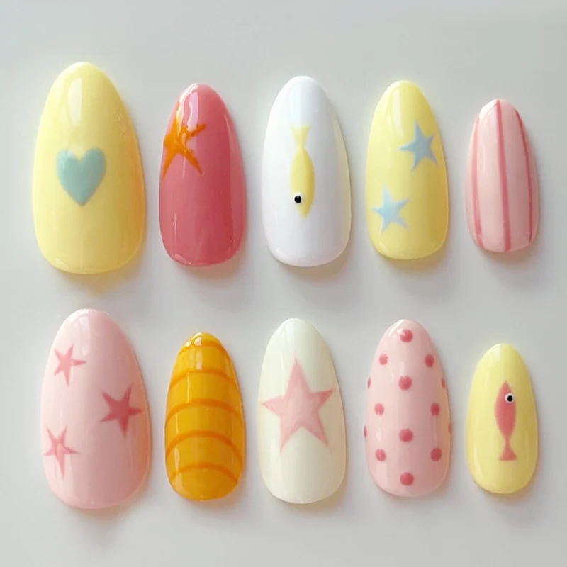 Kreatives Nagelset mit bunten Designs und maritimen Motiven Karnz