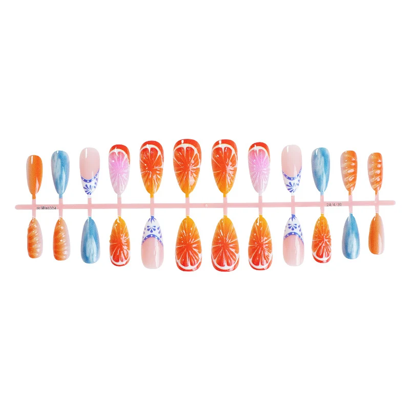 Kreatives Nagelset im fröhlichen Obstdesign Karnz