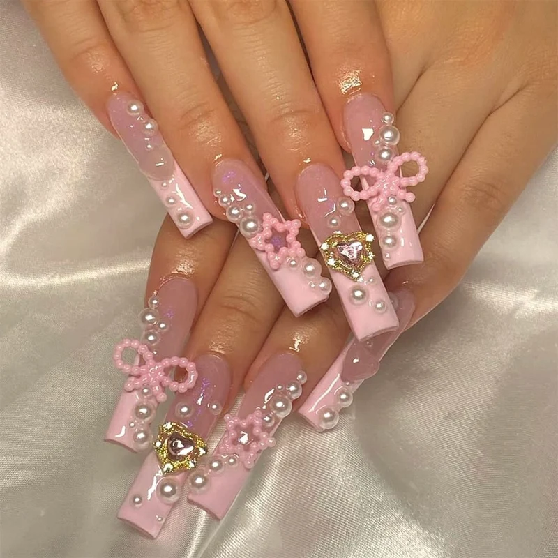 Kreatives Kunstnagelset mit zarten Perlen- und Glanzakzenten Karnz