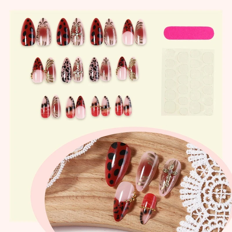 Kreatives Kunstnagelset mit verspielten Marienkäfer- und Glitzerakzenten Karnz