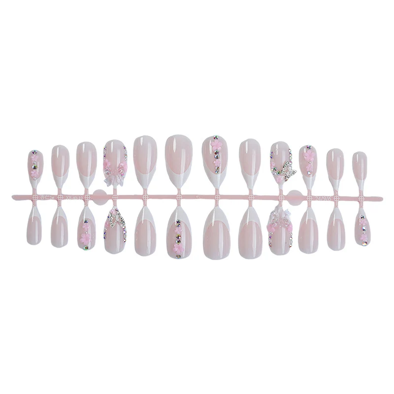Kreatives Kunstnagelset mit verspielten Blüten- und Glitzerakzenten Karnz