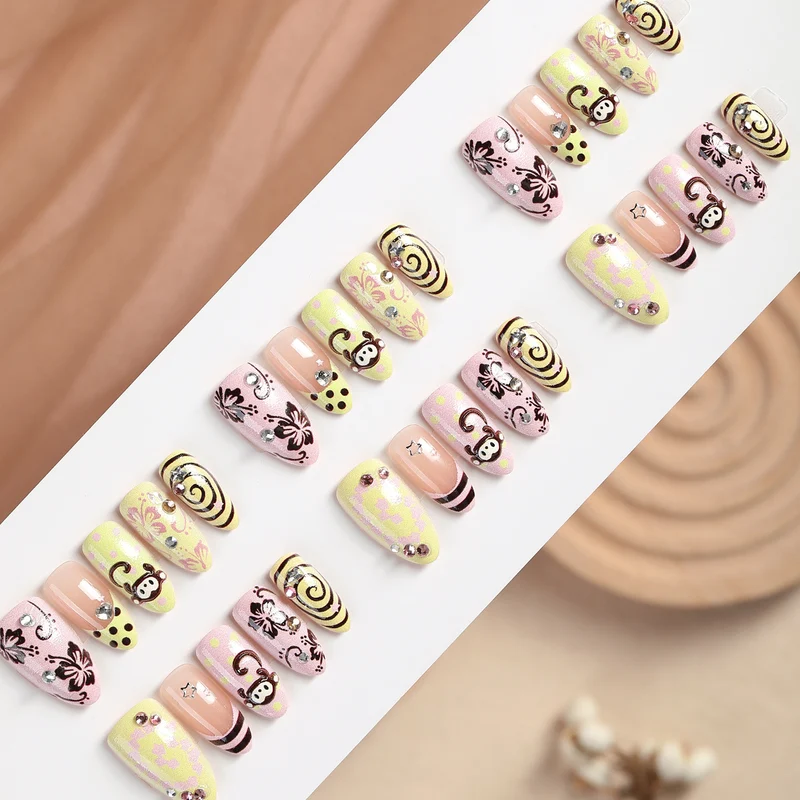 Kreatives Kunstnagelset mit verspielten Affenmotiven und Glitzerdetails Karnz