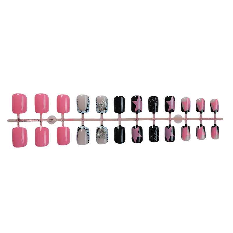 Kunstnagelset mit buntem Design und kreativen Details Karnz