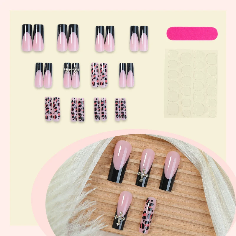 Kunstnagelset mit ästhetischen Akzenten und eleganten Designs Karnz