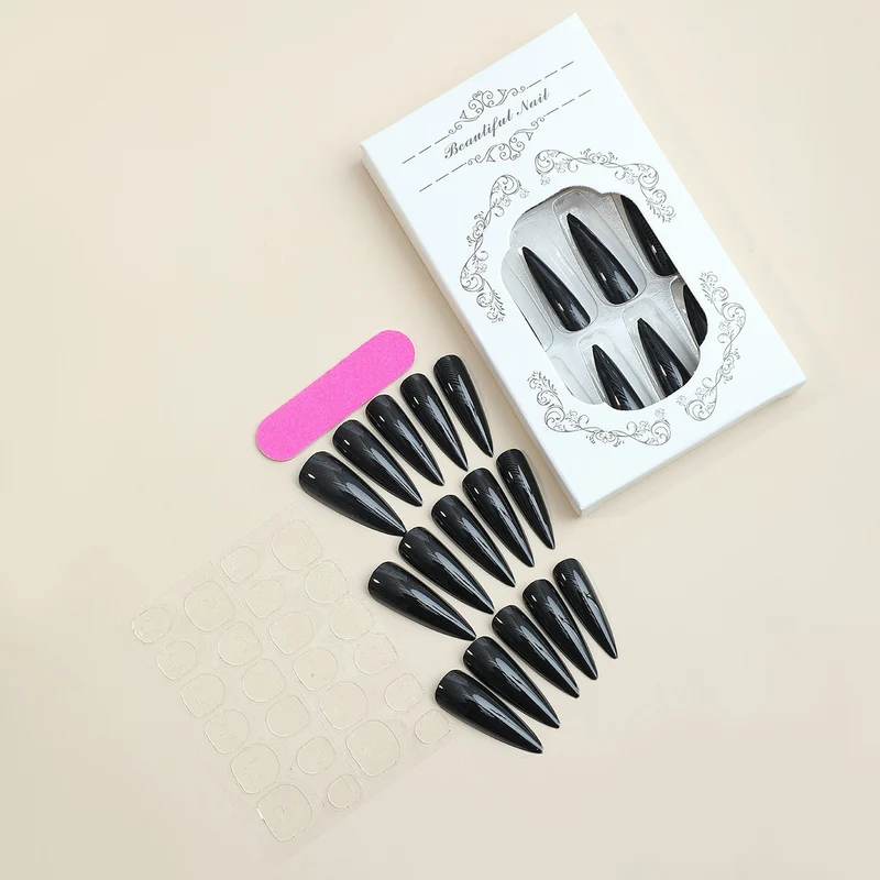 Kunstnagel-Set mit spitzen und glänzenden Nägeln Karnz