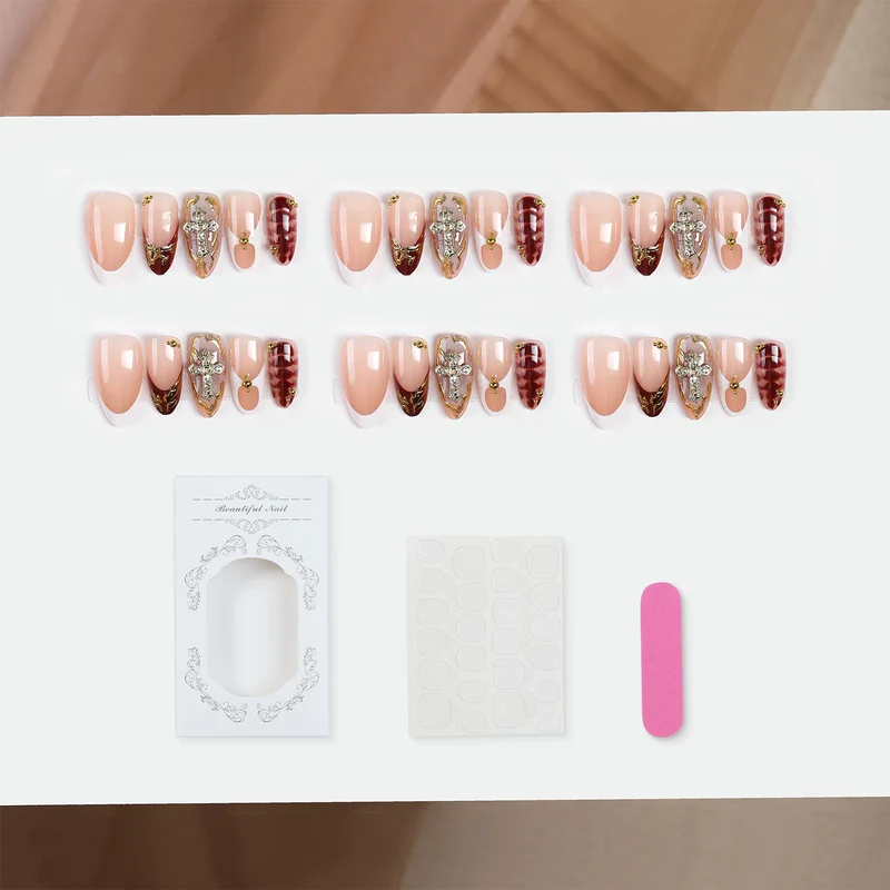 Kunstnägel mit elegantem Glitzer und Schmuckdetails Karnz