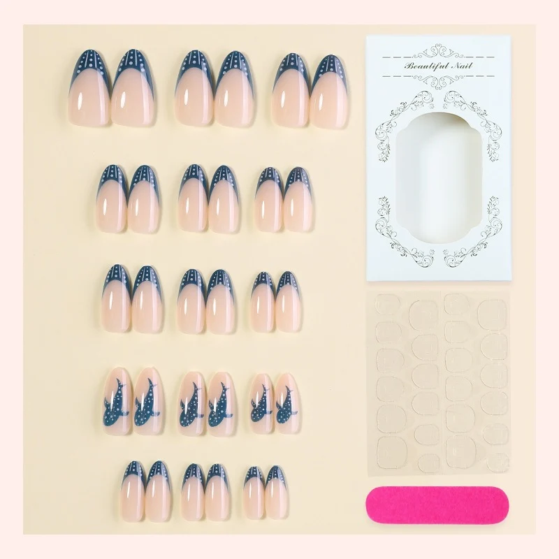 Kreatives Kunstnagelset mit stilvollen Design Akzenten Karnz