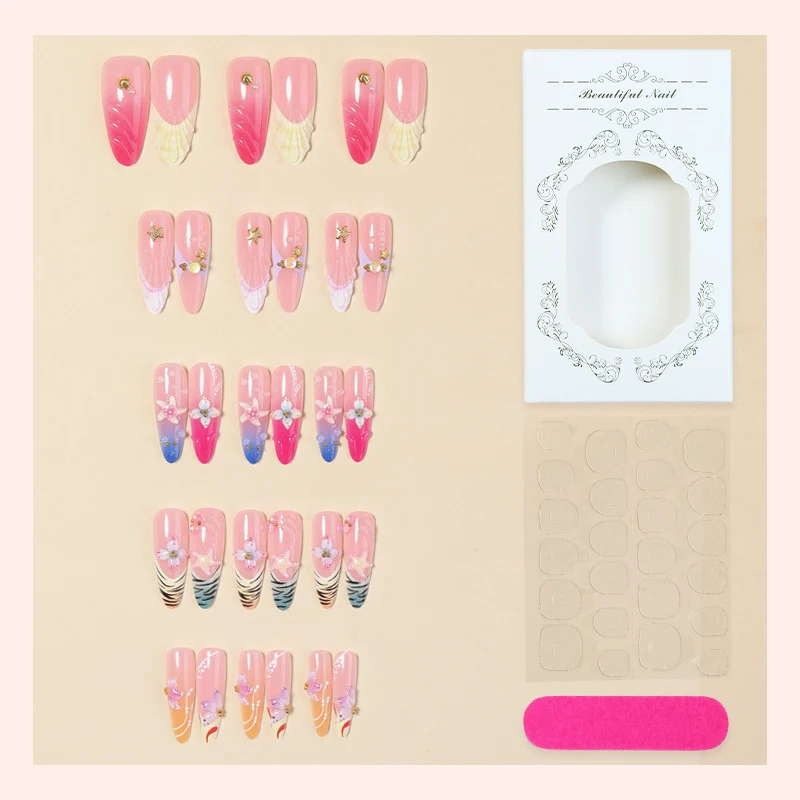 Kreatives Kunstnagelset mit luxuriösen Blüten- und Glitzerakzenten Karnz