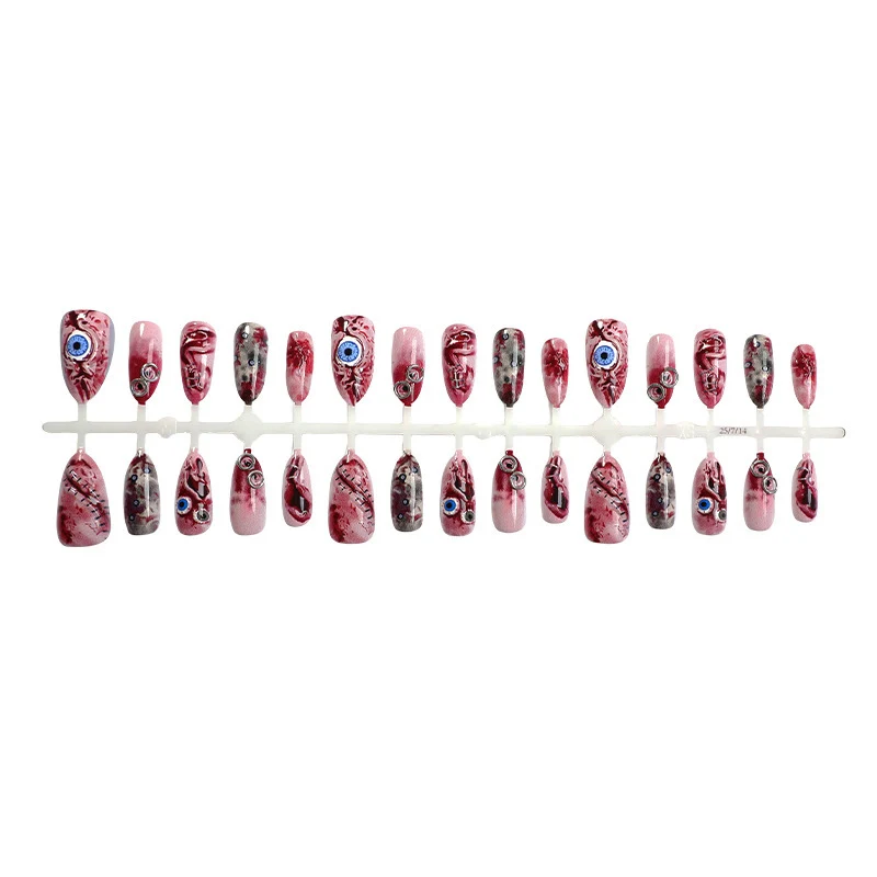 Kreatives Kunstnagelset mit künstlerischen Akzenten und funkelnden Details Karnz