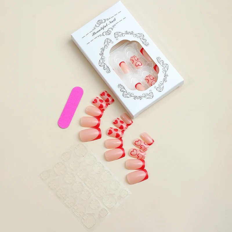 Kreatives Kunstnagelset mit Herzen und Spitzen Design Karnz