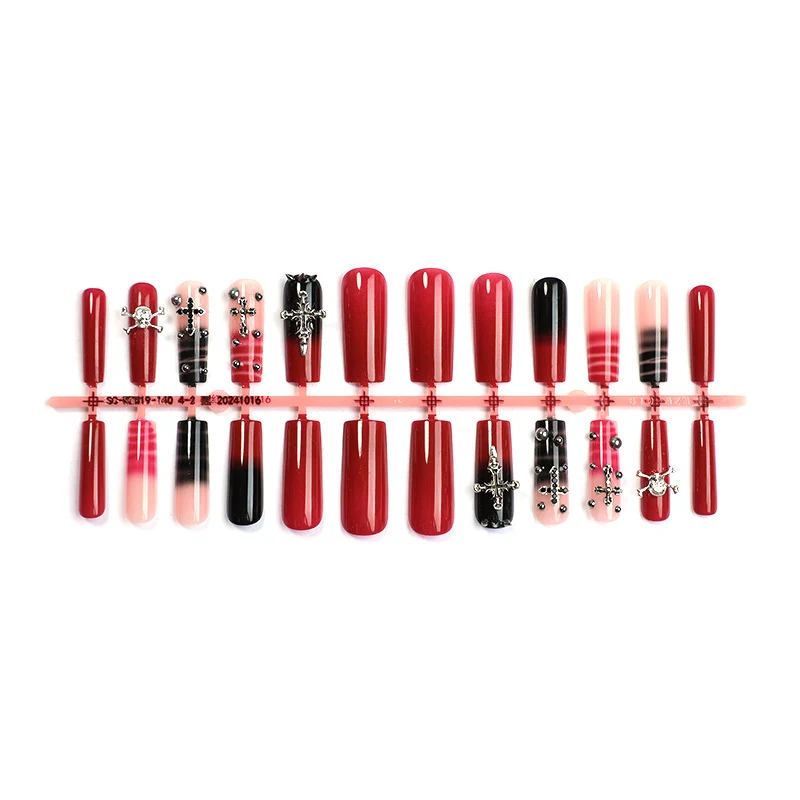 Kreatives Kunstnagelset mit Gothic-Design Karnz
