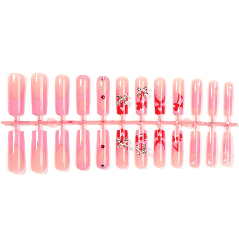 Kreatives Kunstnagelset mit Glitzer- und Herzmotiven Karnz