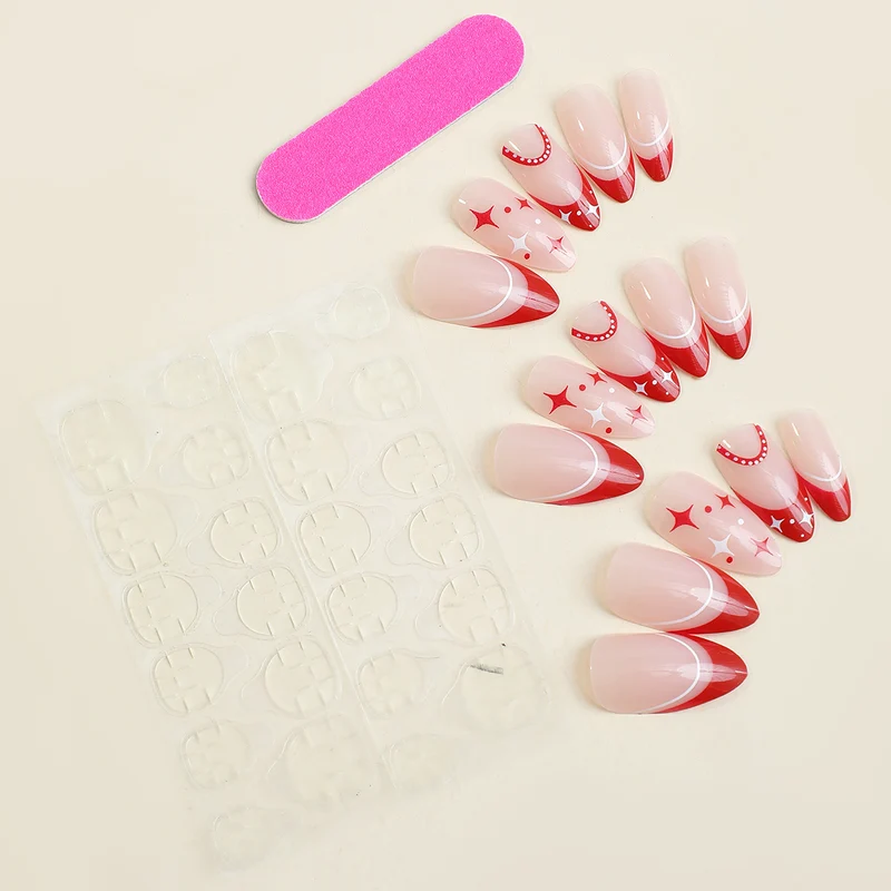 Kreatives Kunstnagelset mit glamourösen Akzenten und variierenden Designs Karnz