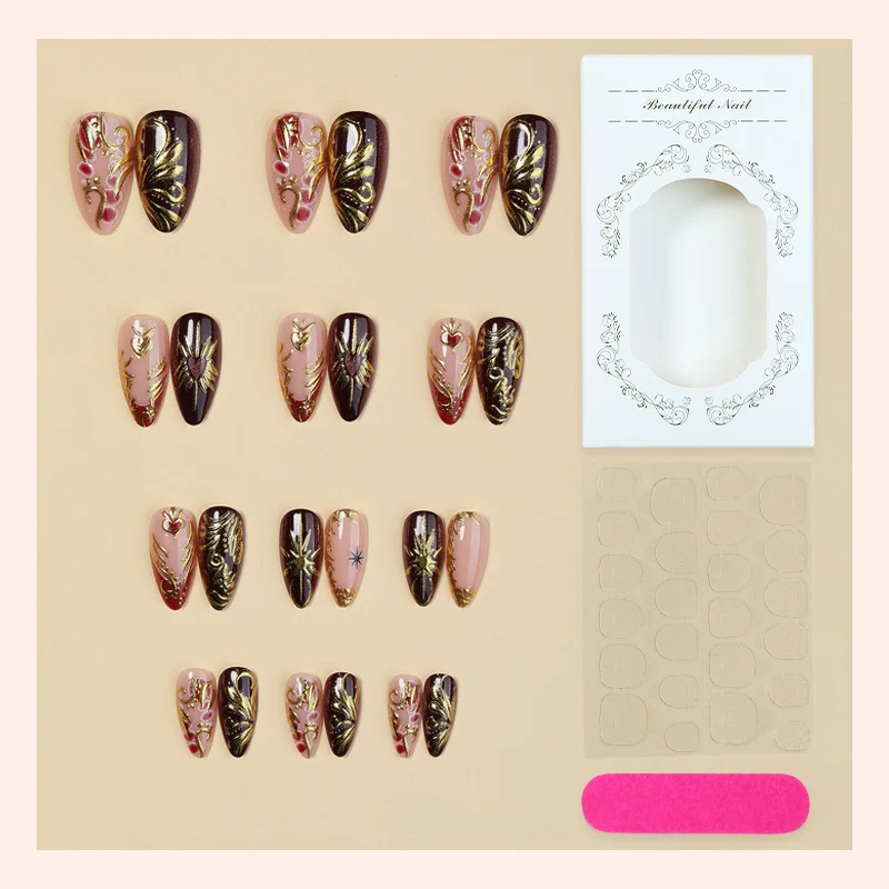 Kreatives Kunstnagelset mit Glamourösem Blüten- und Verzierungsdesign Karnz