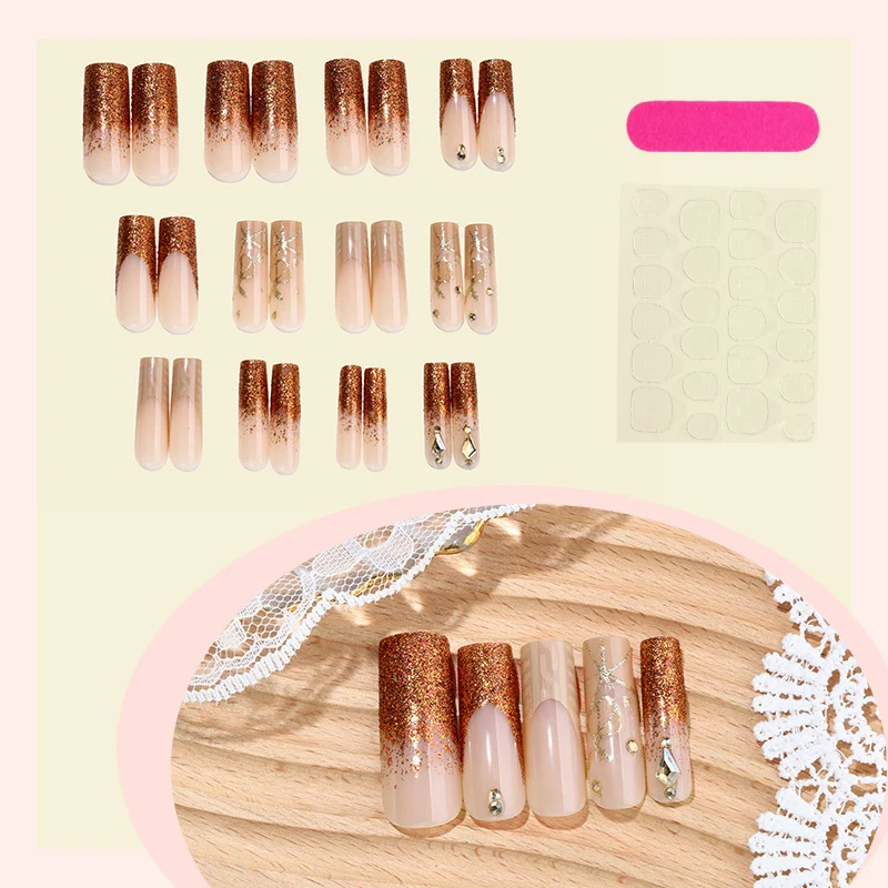 Glamouröses Kunstnagelset mit Glitzer und edlen Verzierungen Karnz
