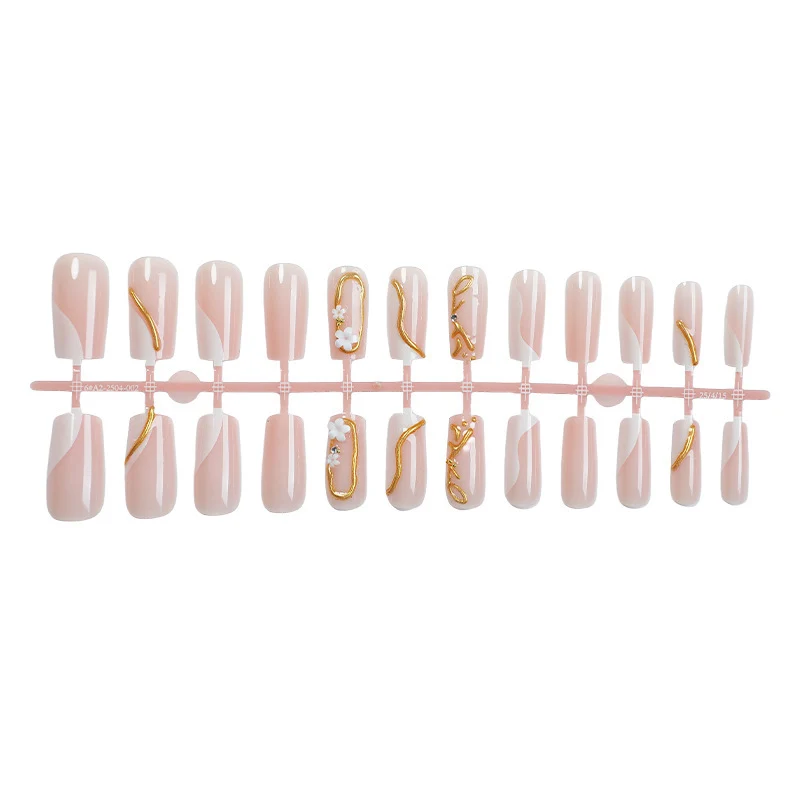 Elegantes Kunstnagelset mit goldenen Akzenten und floralen Details Karnz