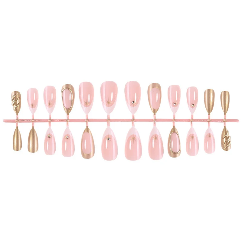 Elegantes Kunstnagelset mit goldenen Akzenten Karnz