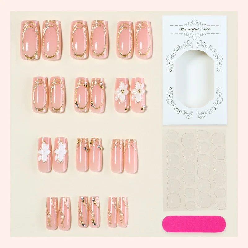 Elegantes Kunstnagelset mit dekorativen Blüten- und Goldverzierungen Karnz