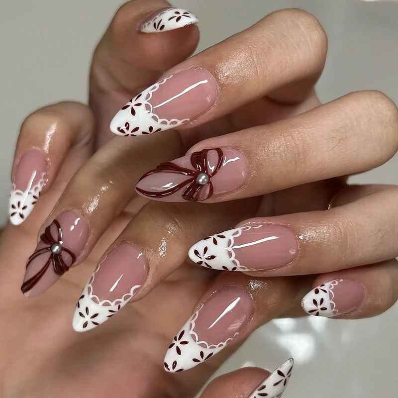Elegantes Kunstnageldesign mit floralen Akzenten Karnz