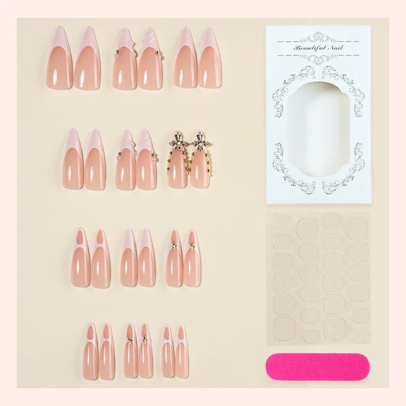 Elegantes künstliches Nagelset mit einzigartigen Verzierungen Karnz
