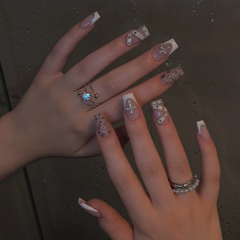 Elegante Nagelkunst mit Glitzer-Design Karnz