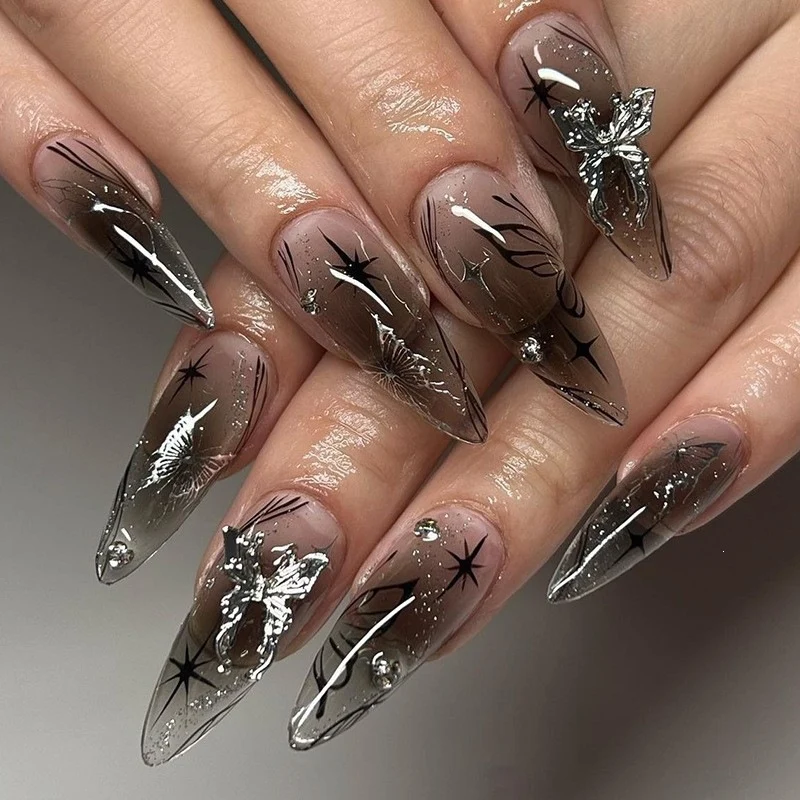 Elegante Kunstnägel mit schimmernden Verzierungen und kreativen Designs Karnz