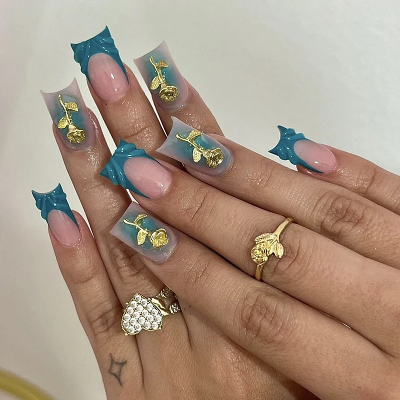 Elegante Kunstnagel-Kreationen mit goldenen Verzierungen Karnz