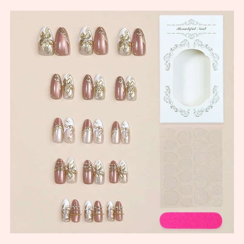 Designer Kunstnagelset mit floralen Akzenten und glitzernden Details Karnz