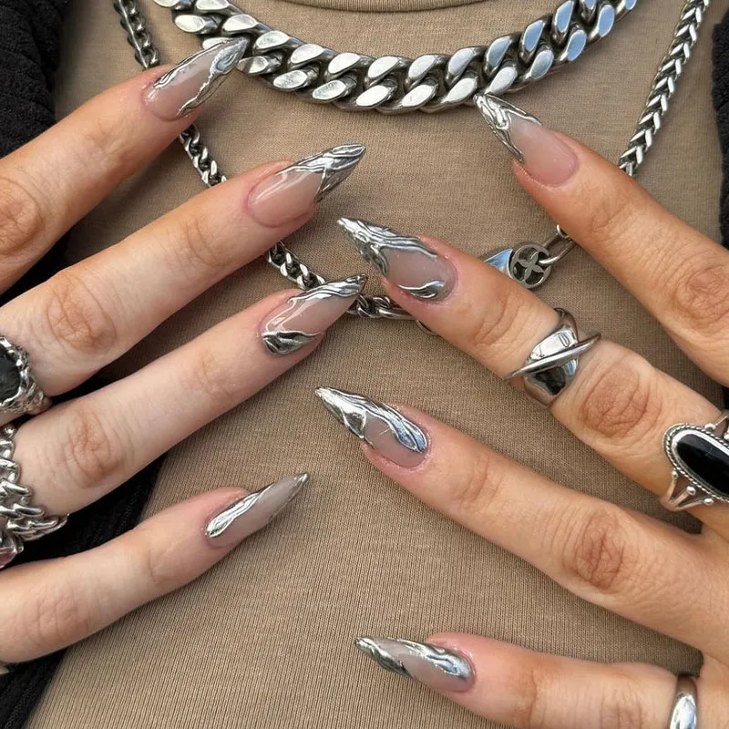 Kunstvolle Acryl-Stiletto-Nägel mit eleganten Metallic-Verzierungen Karnz