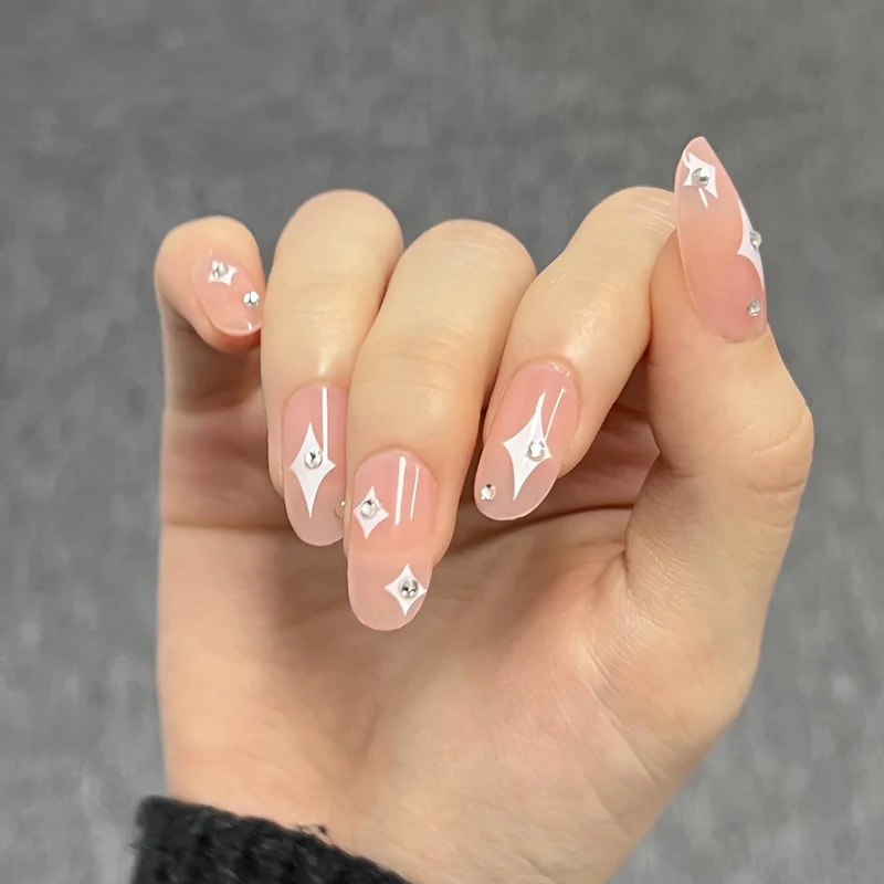 Kunstvolle Acryl-Nägel mit glamourösem Glitzer-Design Karnz
