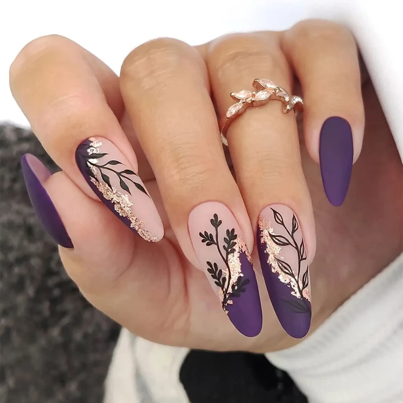 Kunstvoll verzierte Stiletto-Nägel Karnz