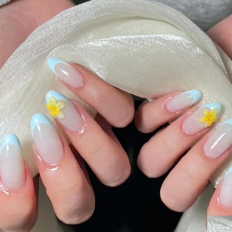 Kunstvoll gestaltete Nagelverlängerungen mit floralem Akzent Karnz