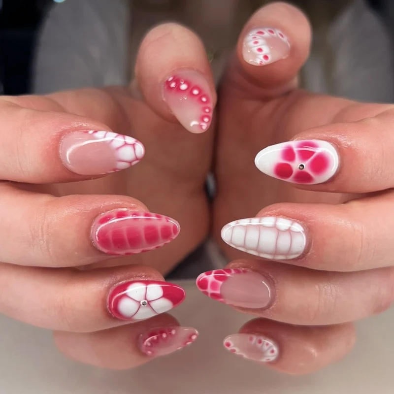 Kunstvoll gestaltete Nagelverlängerungen im modernen Design Karnz