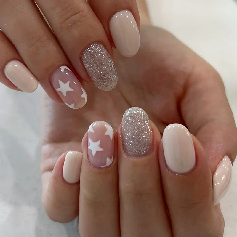 Kunstnägel mit Sternen- und Glitzermuster Karnz
