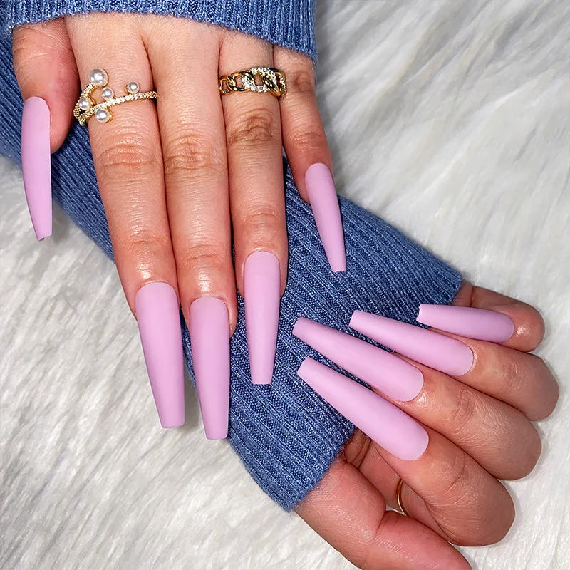 Künstliche Verlängerungen im trendigen Stiletto-Stil Karnz