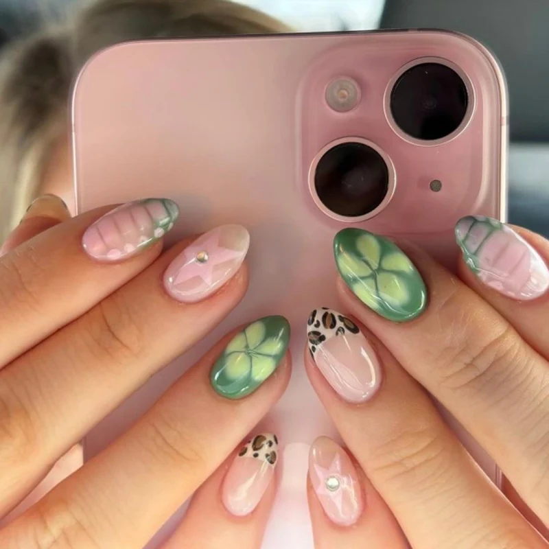 Künstliche Nailart mit floralen Akzenten Karnz