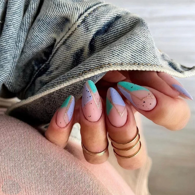 Künstliche Nailart mit einzigartigem geometrischem Design Karnz